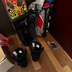 子ども用ボード板、靴、ゴルフクラブの画像