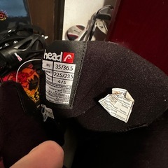 子ども用ボード板、靴、ゴルフクラブの画像