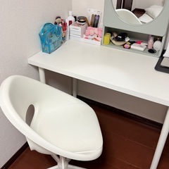 デスクとチェアのセットの画像