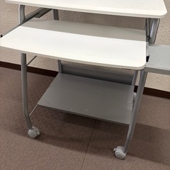 キャスター付きパソコンデスク 60cm幅 上棚・スライド棚・棚板2枚（中古）の画像