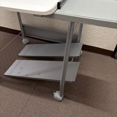 キャスター付きパソコンデスク 60cm幅 上棚・スライド棚・棚板2枚（中古）の画像