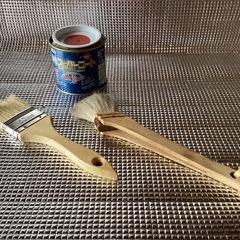 ペンキ赤、はけ2本の画像