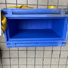 キャンプ台、クーラーボックスの画像