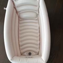 エアー式ソフトベビーバス（アイボリー）の画像