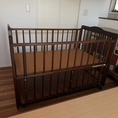 木製ベビーベッド（高さ3段調整可）の画像