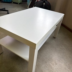 白テーブルの画像