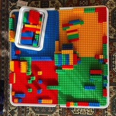 カラフルなブロックテーブルと椅子セットの画像