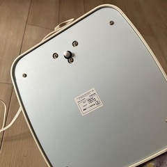 ホワイトテーブルランプ 高さ調整可能の画像