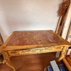 アンティークチェア　テーブルの画像