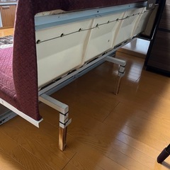 列車の座席(ロングシート)の画像