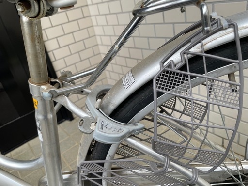 受け渡し予定者様と打ち合わせ中です　中古軽快車(ママチャリ)空気入れ付き