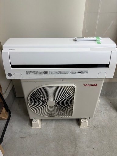 ?東芝の安心エアコン?取付込❄️クリーニング済✨️中古 東芝 TOSHIBA ルームエアコン RAS-2212TM（W） 2022年式