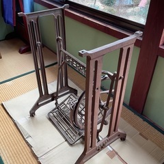 足踏みミシンの脚の画像