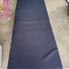 折り畳み簡易ベッドの画像