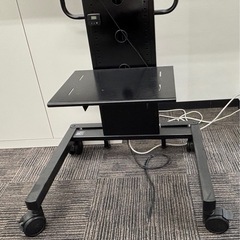 会議用ディスプレイスタンド キャスター付き テレビスタンド 棚板付き 55インチ対応の画像