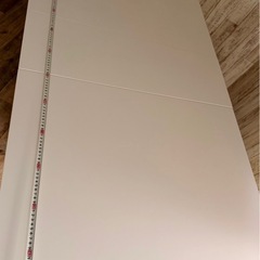 テーブルと椅子2脚の画像