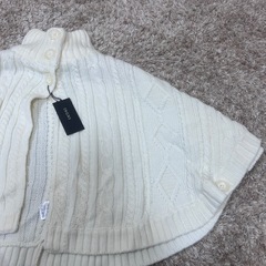 新品タグ付き　INGNI /イング　ニットポンチョ/M オフホワイトの画像