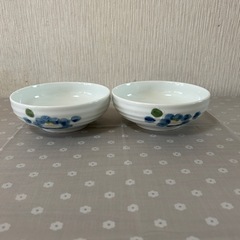 花柄の深鉢と花柄の小鉢の画像