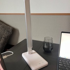 LEDデスクライト 折りたたみ式 調光・調色機能付き USB出力付き ホワイトの画像
