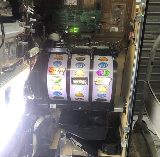 北海道旭川市直接取引歓迎 パチスロ スロット実機 サミー 偽物語 コイン不要機 通電動作確認済 100V ドアキー 設定キーあり