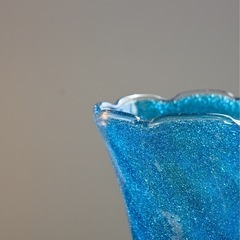 被せガラス　ブルーの花器の画像