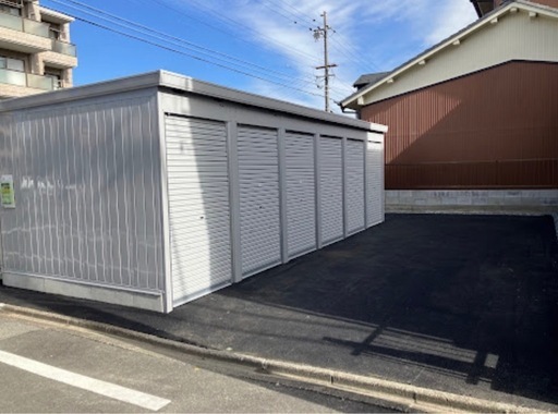スペースプラス
北区黒川北【新品ガレージ】空きあり　盗難対策に　防犯カメラ、夜間照明付き　資材置場利用OK 【月額 】 ｜車31,000円｜バイク15,000円（税別）