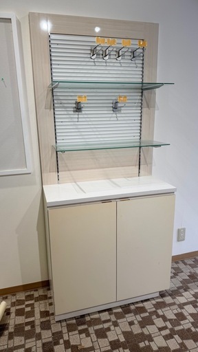 元薬局　商品展示台