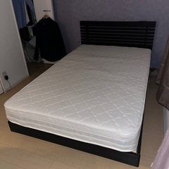 ベッドフレームとマットレスのセットの画像