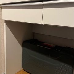 コンセント穴付きデスクの画像