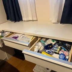 コンセント穴付きデスクの画像