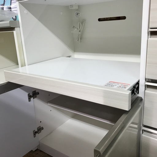 ジャングルジャングル貝塚店　食器棚　白　ホワイト　ベージュ　2枚扉　スライド式　4段　スライド天板　コンセント　キッチン収納　家具　高