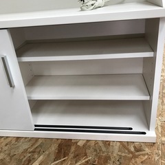 ジャングルジャングル貝塚店　収納棚　白　ホワイト　木　スライド式　2枚扉　高さ調節　ロー　コンセント　シンプル　オシャレ　家具　収納　中古　貝塚市　二色浜の画像