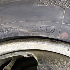 2トンダンプタイヤホイール付きの画像