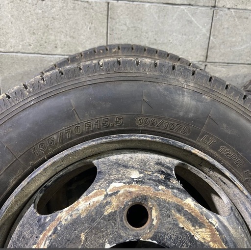 2トンダンプタイヤホイール付き