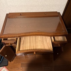 化粧台と椅子の画像