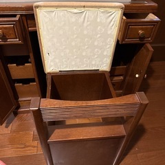 化粧台と椅子の画像