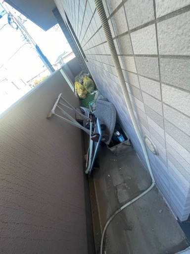【作業事例】  バルコニーに残っていた不用品の回収をご依頼いただきました。  家具や生活用品などを仕分けしながら回収し、 バルコニーを
