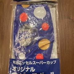 虫のフィギュア、虫かご、パズルなどの画像