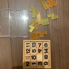 虫のフィギュア、虫かご、パズルなどの画像