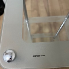 おしゃれな3段ガラス棚 / ディスプレイラック（シルバー×半透明ガラス） の画像