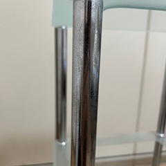 おしゃれな3段ガラス棚 / ディスプレイラック（シルバー×半透明ガラス） の画像