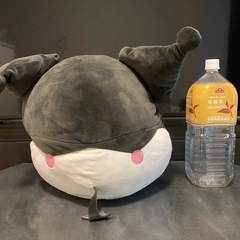 【特大・もちもち】サンリオ クロミ 丸型クッションぬいぐるみ（寝そべりVer.）の画像