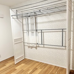  伸縮式 木製ハンガーラック クローゼットの画像