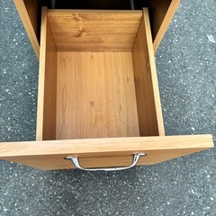 細長いキッチン収納の画像