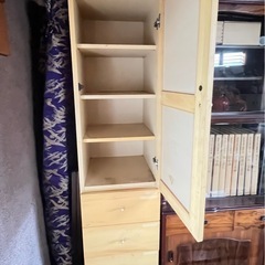 縦長の収納棚の画像