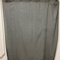 高さが調整できる黒色のカーテンの画像