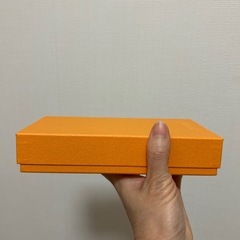 オレンジ色の箱の画像