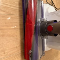 ダイソン Dyson CycloneV10 掃除機（スタンド・アタッチメント・収納用ブラケット付き）の画像