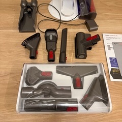 ダイソン Dyson CycloneV10 掃除機（スタンド・アタッチメント・収納用ブラケット付き）の画像