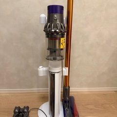 ダイソン Dyson CycloneV10 掃除機（スタンド・アタッチメント・収納用ブラケット付き）の画像